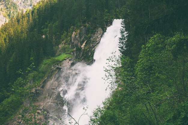 Voir la cascade Krimml d'inspiration alpine dans les montagnes en été. Trekking dans le parc national Hohe Tauern, Autriche