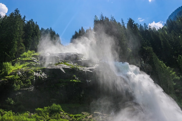 Voir la cascade Krimml d'inspiration alpine dans les montagnes en été. Trekking dans le parc national Hohe Tauern, Autriche