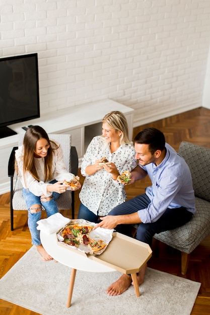 Voir chez des amis manger de la pizza à la maison