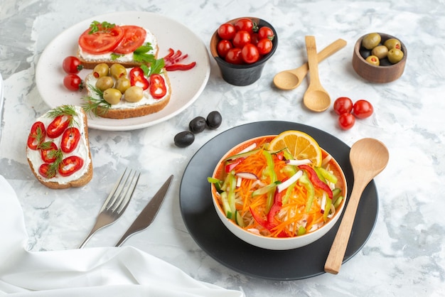 Voir ci-dessus de délicieux sandwichs avec salade de légumes frais fond blanc santé nourriture horizontale burger repas pain déjeuner toast