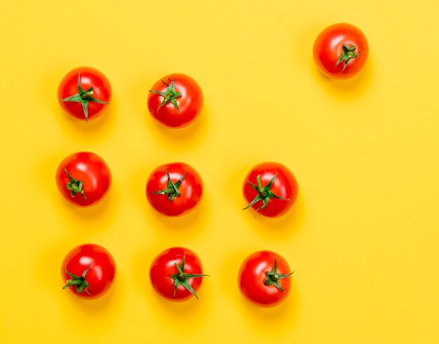 Voir ci-dessus à la rangée de tomates sur fond jaune