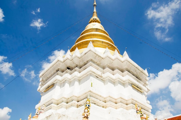 Voir la construction du paysage et le chedi du temple Wat Wachirathammasatit ou wat thung satit pour les thaïlandais prier et respecter le 19 février 2017 à Bangkok en Thaïlande