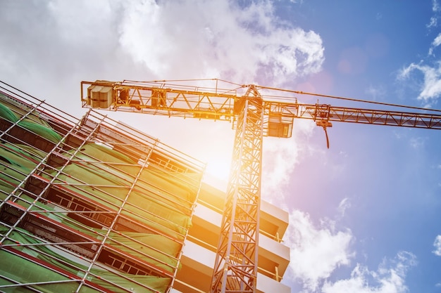 Voir la construction à grande échelle d'un complexe résidentiel avec vue sur les grues de construction