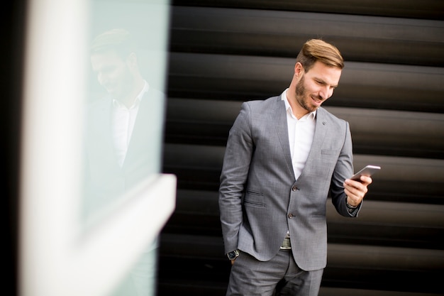 Voir à l&#39;entrepreneur d&#39;affaires en utilisant le téléphone mobile en plein air