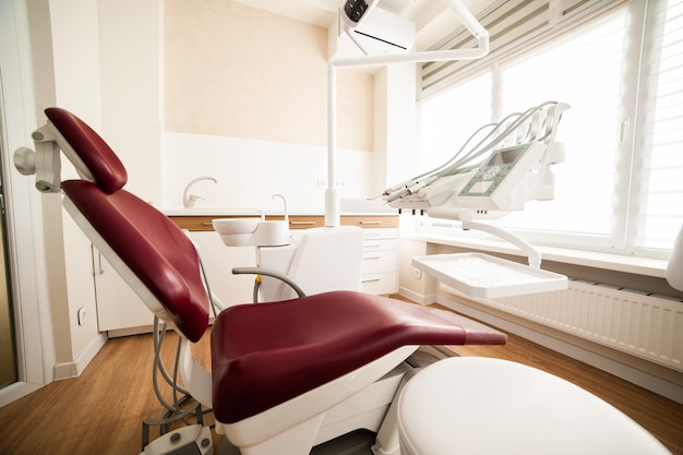 Photo voir à l'équipement dans le cabinet de dentiste moderne