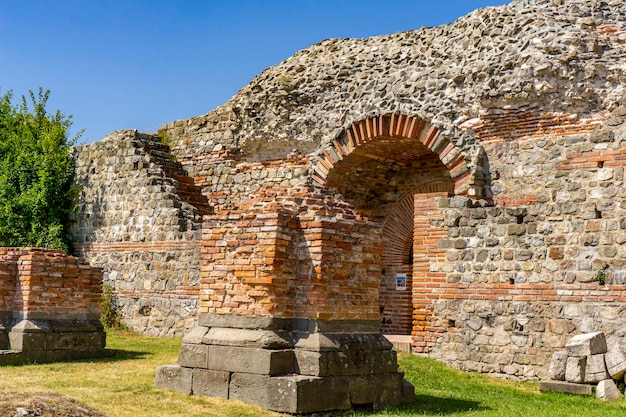 Voir à Felix Romuliana, vestiges du palais de l'empereur romain Galerius près de Zajecar, Serbie. Elle est classée au patrimoine mondial de l'UNESCO depuis 2007.