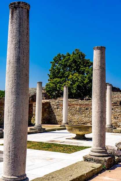 Voir à Felix Romuliana, vestiges du palais de l'empereur romain Galerius près de Zajecar, Serbie. Elle est classée au patrimoine mondial de l'UNESCO depuis 2007.