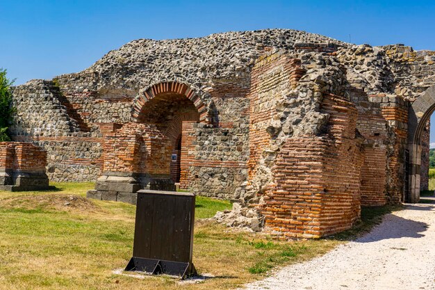 Voir à Felix Romuliana, vestiges du palais de l'empereur romain Galerius près de Zajecar, Serbie. Elle est classée au patrimoine mondial de l'UNESCO depuis 2007.