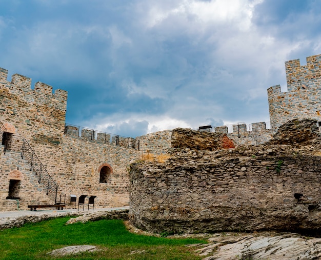 Voir à la forteresse de Ram sur le Danube en Serbie