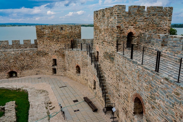 Voir à la forteresse de Ram sur le Danube en Serbie