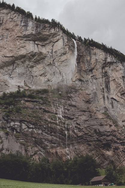 Voir gros plan cascade Staubbach chute dans les montagnes, vallée des cascades dans le parc national de Lauterbrunnen, Suisse, Europe. Paysage d'été, temps ensoleillé, ciel bleu dramatique et journée ensoleillée