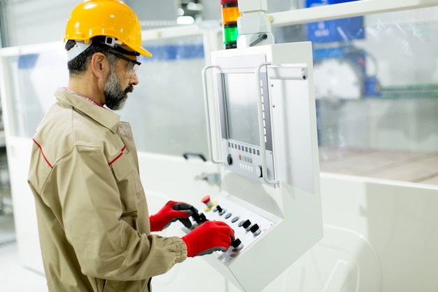 Voir à l&#39;homme senior travaillant en usine