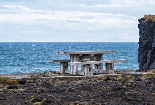 Voir lors d'un voyage en voiture dans l'ouest de l'Islande péninsule de Snaefellsnes plage de Skardsvik spectaculaire côte de l'océan rocheux volcanique noir