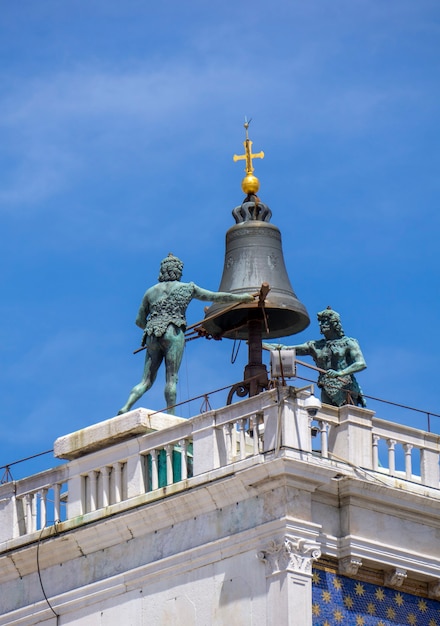 Voir à Maures Frappant Les Heures En Haut De L'horloge De Saint-marc à Venise, Italie