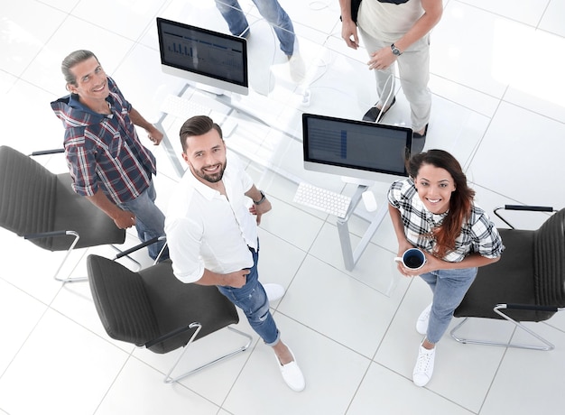 Voir les meilleurs employés des agences de voyages debout au bureau et regardant la caméra