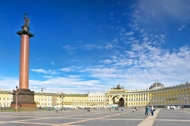 Voir Palais d'hiver à Saint-Pétersbourg depuis la rivière Neva.