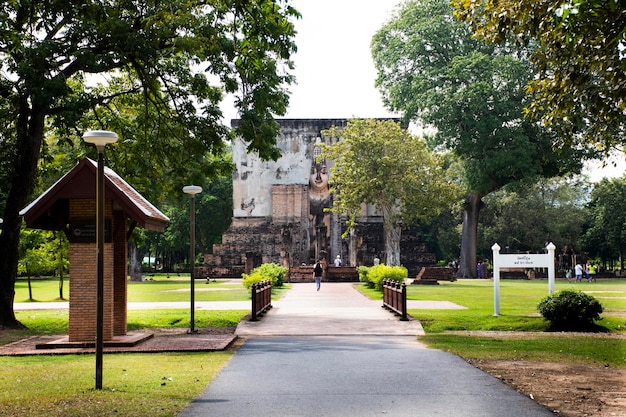 Voir le parc paysager et les ruines antiques du temple Wat Si Chum et les statues antiques de Bouddha pour les thaïlandais et les voyageurs étrangers voyagent le 28 octobre 2022 à Sukhothai en Thaïlande