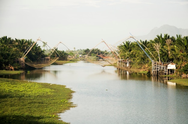 Photo voir le paysage de l'ascenseur de pêche et de la machine à épuisette dans le canal du village de pêcheurs de ban pak pra dans la province de phatthalung, dans le sud de la thaïlande