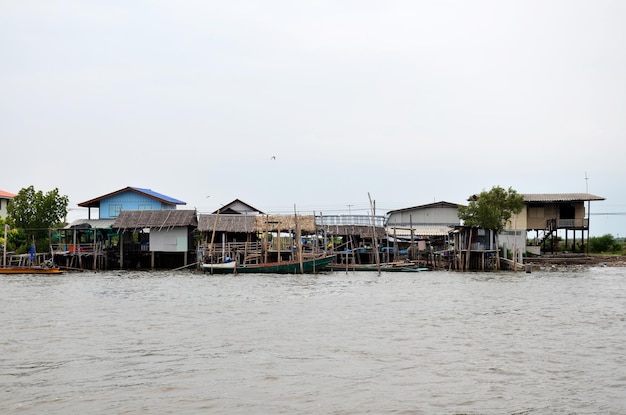 Voir le paysage balnéaire et le paysage marin de l'eau saumâtre au village de pêcheurs de bangkhuntien pour les thaïlandais et les voyageurs étrangers voyager visiter et se reposer se détendre dans le district de Bang Khun Thian à Bangkok en Thaïlande