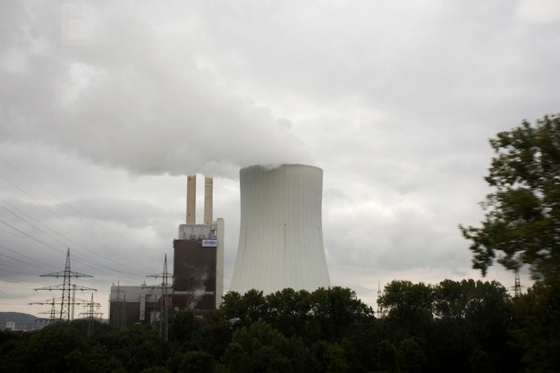 Voir le paysage d'une centrale nucléaire ou d'une centrale nucléaire de la ville de Stuttgart pour le bus sur la route le 31 août 2017 à Stuttgart en Allemagne