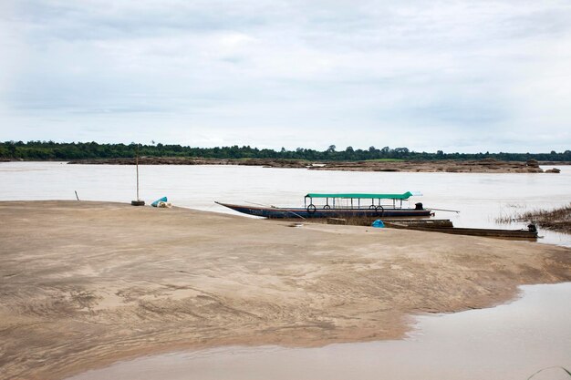 Voir le paysage du Mékong et Sam Pan Bok est connu comme le Grand Canyon de Thai au printemps à Ubon Ratchathani Thaïlande