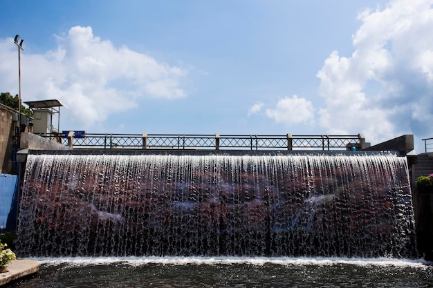 Voir le paysage du paysage urbain au canal de Khlong Yuan Chuan Rak pour le traitement de l'amélioration de la qualité de l'eau et les voyageurs thaïlandais visitent les loisirs dans le village de Ban Ko Yuan le 2 novembre 2023 à Nakhon Sawan en Thaïlande