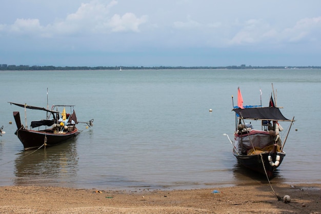 Voir le paysage marin et les pêcheurs thaïlandais locaux flottant arrêter le bateau de pêche en mer en attente attraper des poissons et la vie marine au bord de l'eau Pak Bara village de pêcheurs à La ngu ville de Satun Thaïlande