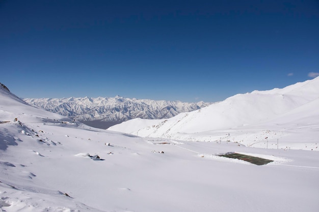 Voir le paysage avec les montagnes de l'Himalaya entre le col routier de Khardung La et aller à la vallée de la Nubra dans la ville de Hunder pendant la saison d'hiver à Leh Ladakh au Jammu-et-Cachemire en Inde