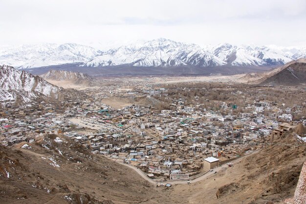 Voir le paysage et le paysage urbain du village de Leh Ladakh avec une haute chaîne de montagnes depuis le point de vue du temple Tsemo Maitreya ou du monastère Namgyal Tsemo pendant la saison d'hiver au Jammu-et-Cachemire en Inde