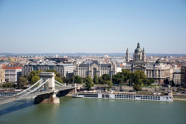 Voir le paysage et le paysage urbain de la vieille ville de Budapest et du Parlement hongrois avec des croisières touristiques dans le delta du Danube et le pont des chaînes de Budapest à Budapest en Hongrie