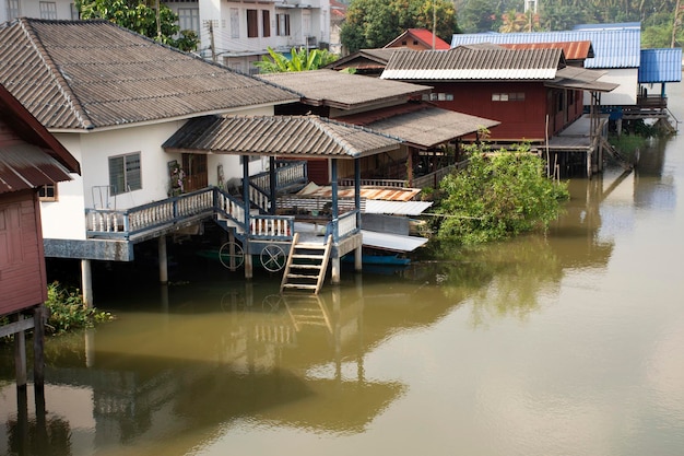 Voir le paysage de la rivière Amphawa et le paysage urbain de la ville d'Amphawa et la vie des thaïlandais sur le marché flottant d'amphawa en semaine dans la ville de Samutsongkhram à Samut Songkhram en Thaïlande