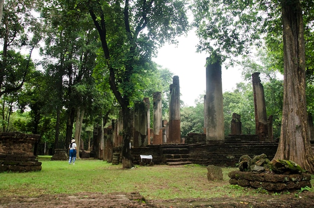 Voir le paysage de la statue de bouddha au Wat Phra Non dans l'ancien bâtiment et les ruines de la ville du parc historique de Kamphaeng Phet est un site archéologique et la région d'Aranyik à Kamphaeng Phet en Thaïlande