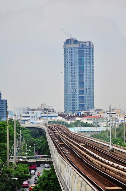 Voir le paysage urbain de la ville de bangkok et la tour de l'immeuble de bureaux avec le skytrain BTS en cours d'exécution envoyer et recevoir des passagers thaïlandais et un voyage de voyageurs étrangers à la gare de Bang Na à Bangkok en Thaïlande