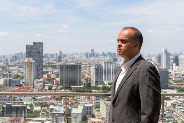 Voir le profil portrait d'homme d'affaires indien en ville à Bangkok, Thaïlande