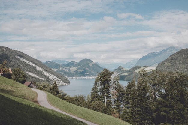 Voir la scène des montagnes du haut Pilatus Kulm dans le parc national de Lucerne, Suisse, Europe. Paysage d'été, temps ensoleillé, ciel dramatique et journée ensoleillée