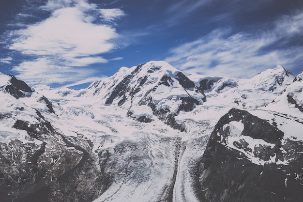 Voir la scène des montagnes en gros plan dans le parc national de Zermatt, Suisse, Europe. Paysage d'été, temps ensoleillé, ciel bleu dramatique et journée ensoleillée