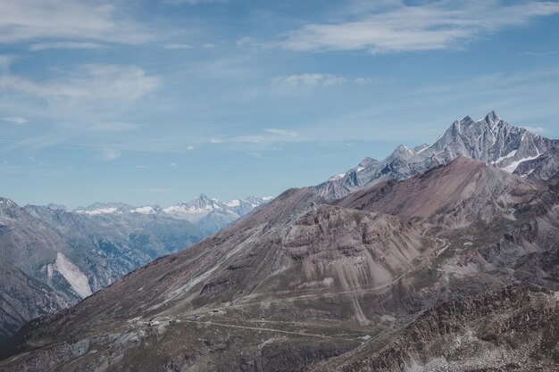 Voir la scène des montagnes en gros plan dans le parc national de Zermatt, Suisse, Europe. Paysage d'été, temps ensoleillé, ciel bleu dramatique et journée ensoleillée