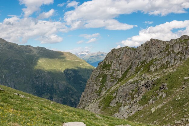 Voir la scène des montagnes en gros plan, route du grand glacier d'Aletsch dans le parc national de la Suisse, de l'Europe. Paysage d'été, temps ensoleillé, ciel bleu et journée ensoleillée