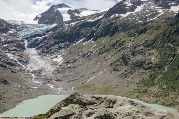Voir des scènes de lac en gros plan dans les montagnes, parc national Suisse, Europe. Paysage d'été, temps ensoleillé, ciel bleu dramatique et journée ensoleillée