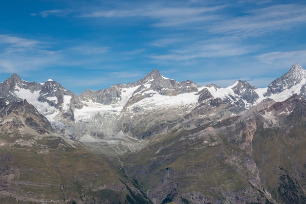 Voir des scènes de montagnes en gros plan dans le parc national de Zermatt, Suisse, Europe. Paysage d'été, temps ensoleillé, ciel bleu dramatique et journée ensoleillée