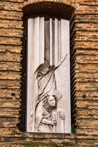 Voir à la sculpture sur façade de l'abbaye de St Justina à Padoue, Italie