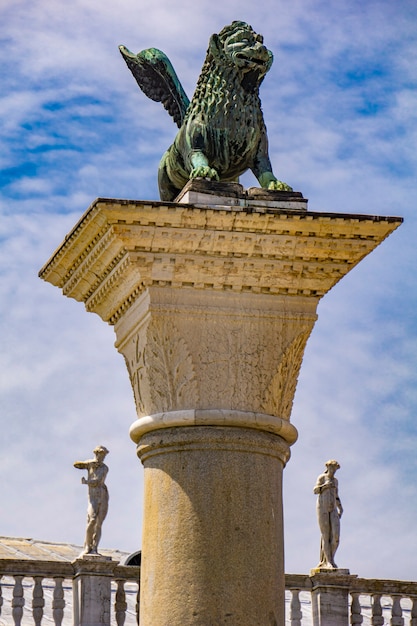 Voir à la sculpture représentant l'image du lion avec des ailes, symbole de Venise, sur le dessus de la colonne à San Marco, Italie