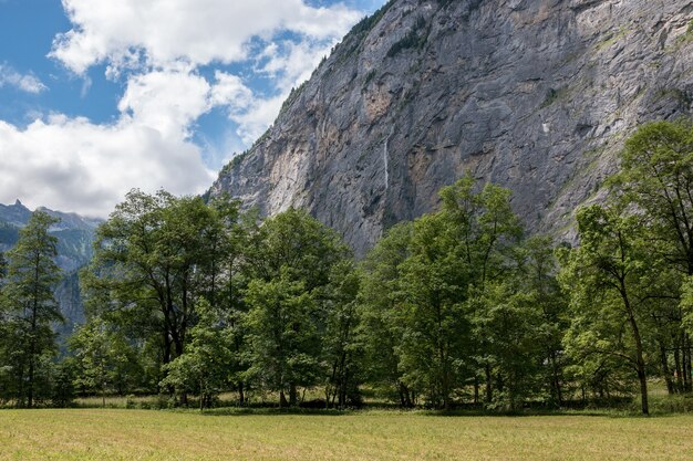 Voir la vallée des cascades dans le parc national de la ville de Lauterbrunnen, Suisse, Europe. Paysage d'été, temps ensoleillé, ciel bleu dramatique et journée ensoleillée
