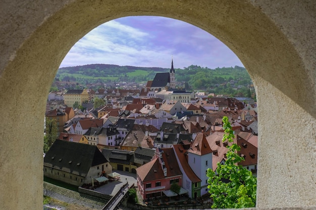 Voir la ville de Cesky Krumlov à travers la fenêtre en pierre de la République tchèque