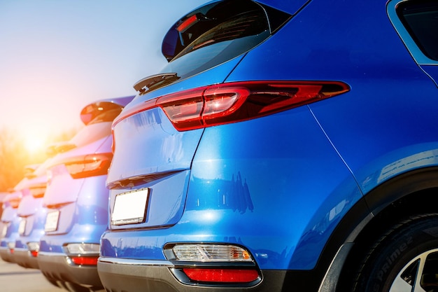 Voiture d'affaires bleu marine profond avec feux avant brillants de couleur vive