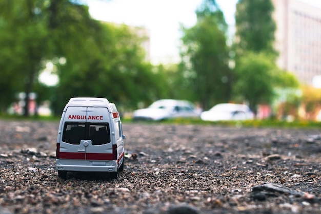 Voiture d'ambulance sur l'asphalte parmi les arbres