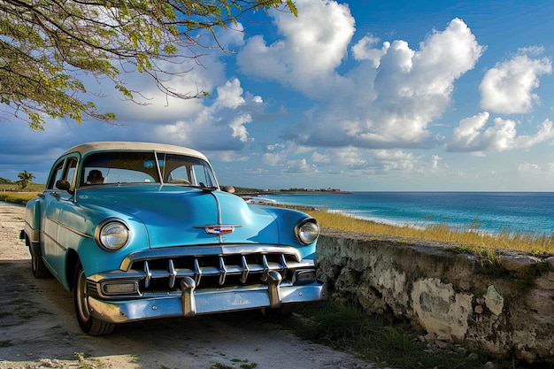 Voiture américaine vintage sur la côte cubaine