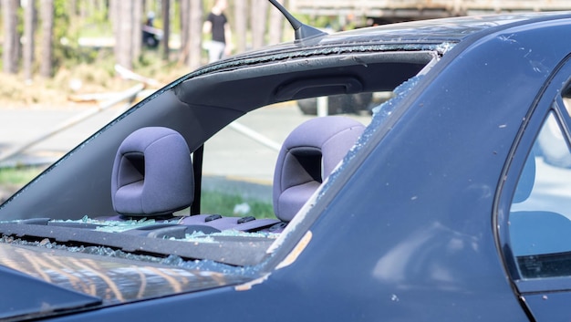 Une voiture après un accident avec une vitre arrière cassée Vitre cassée dans un véhicule L'épave