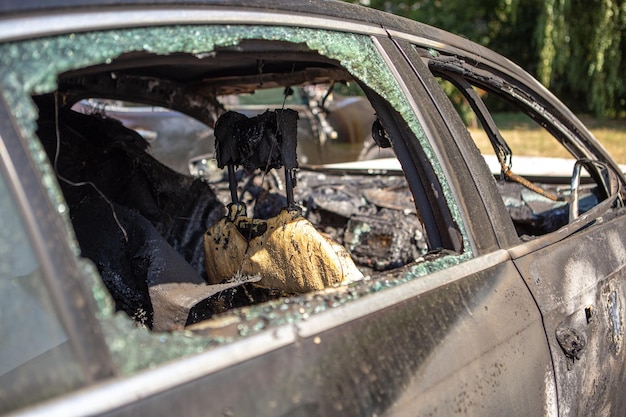 Voiture après l'incendie Voiture brûlée avec un capot ouvert Voiture brûlée par un incendie criminel Volant de garniture intérieure brûlé