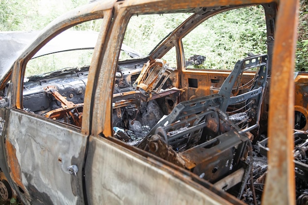 Voiture après un incendie Voiture rouillée brûlée après un incendie ou un accident Voiture après le crime d'incendie d'émeutes de vandalisme Incendie criminel Accident de voiture sur la route en raison d'un excès de vitesse Explosion